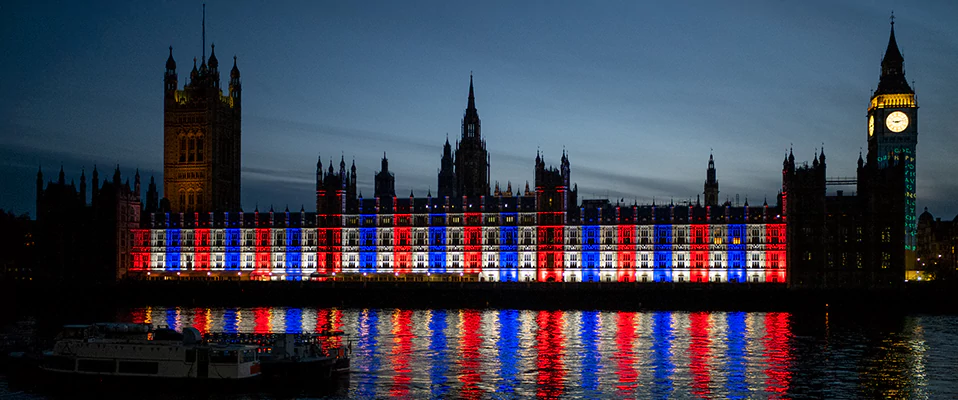 Parlament w kolorach - Cameo oświetla Pałac Westminsterski
