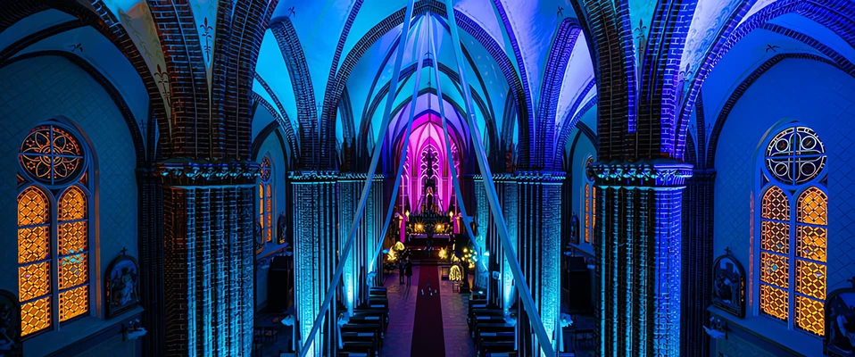 Reflektory Cameo oświetliły łotewski kościół w Vilaka
