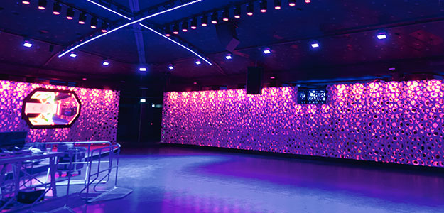 Sztuka światła w świątyni techno - Cameo w nowym klubie ZOOM we Frankfurcie
