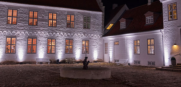Cameo rozświetla dworek Norre Vosborg lampami z serii ZENIT