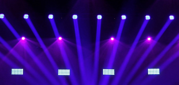 Squeek Lights tworzy przestrzeń Ruby Stage z głowicami Elation